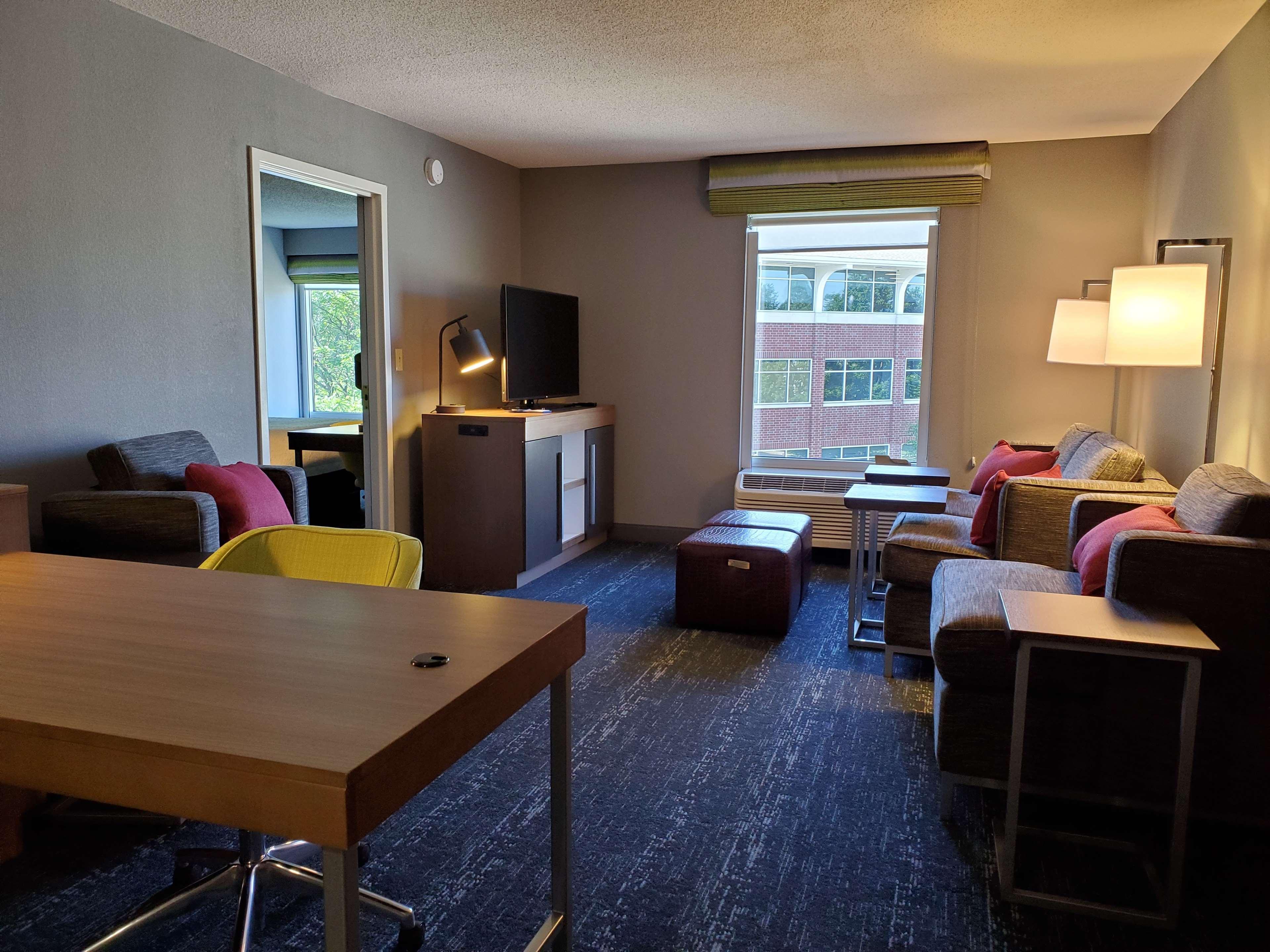 Hampton Inn & Suites Newtown Yardley Екстериор снимка