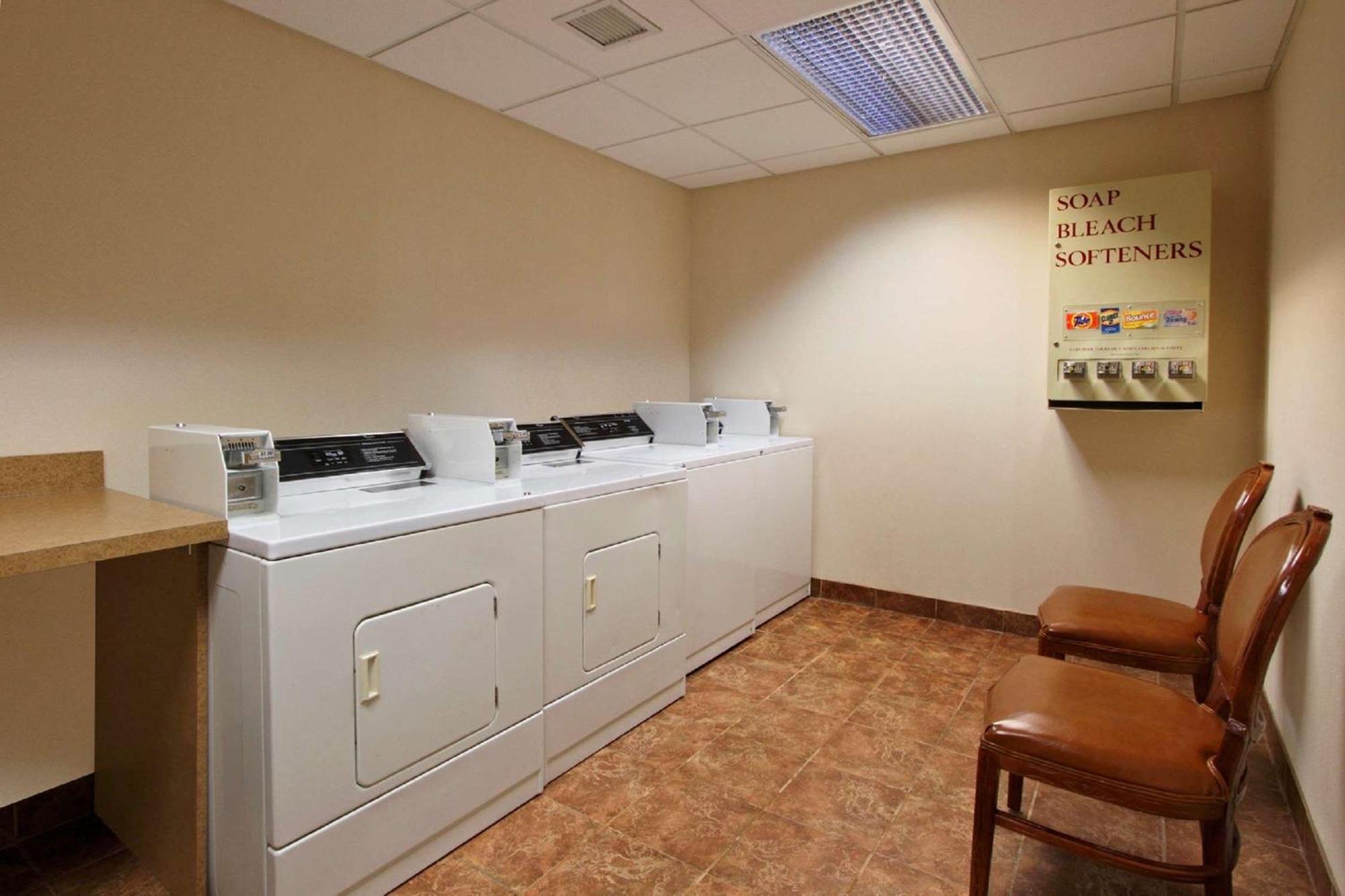 Hampton Inn & Suites Newtown Yardley Екстериор снимка