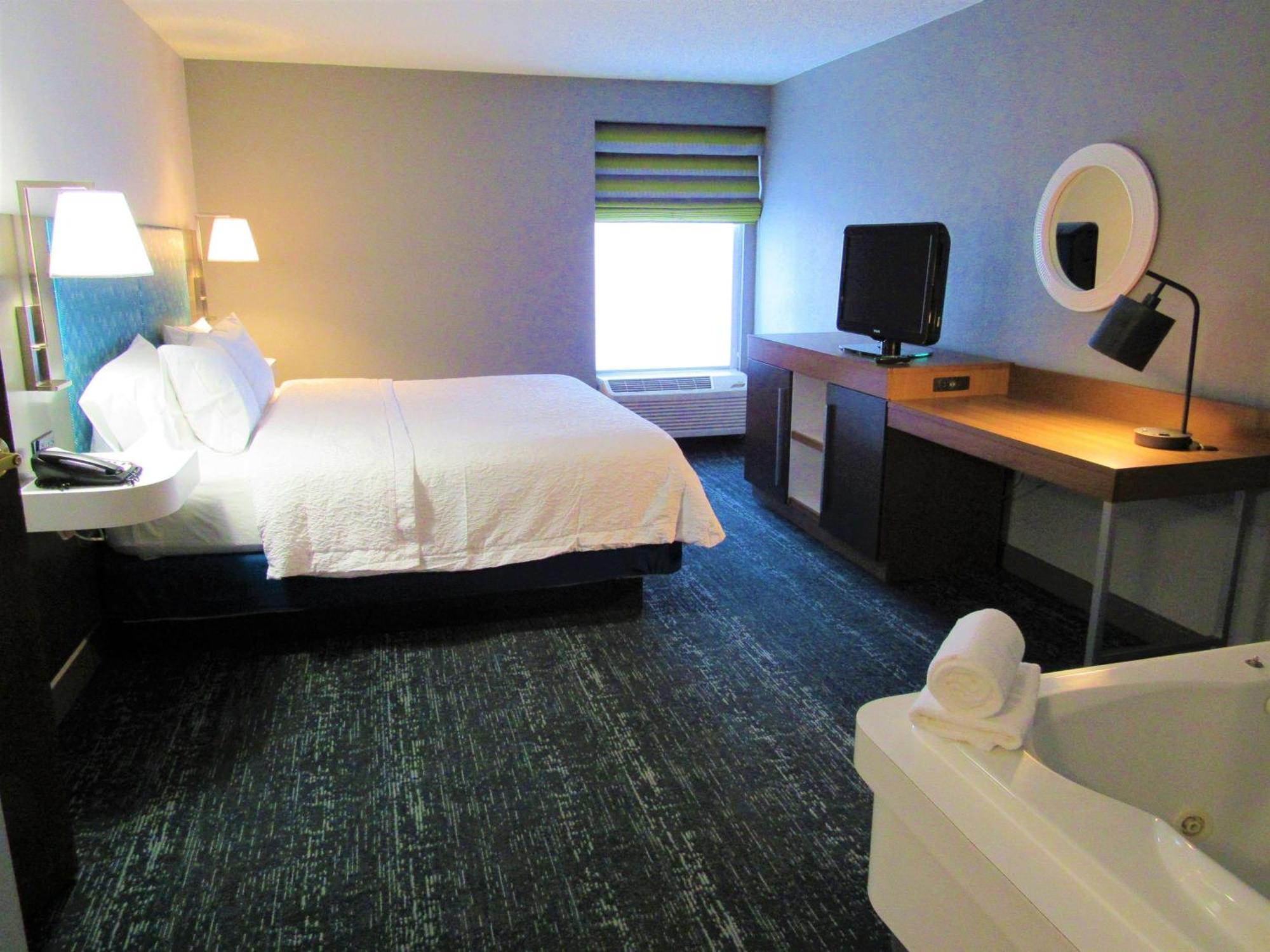 Hampton Inn & Suites Newtown Yardley Екстериор снимка