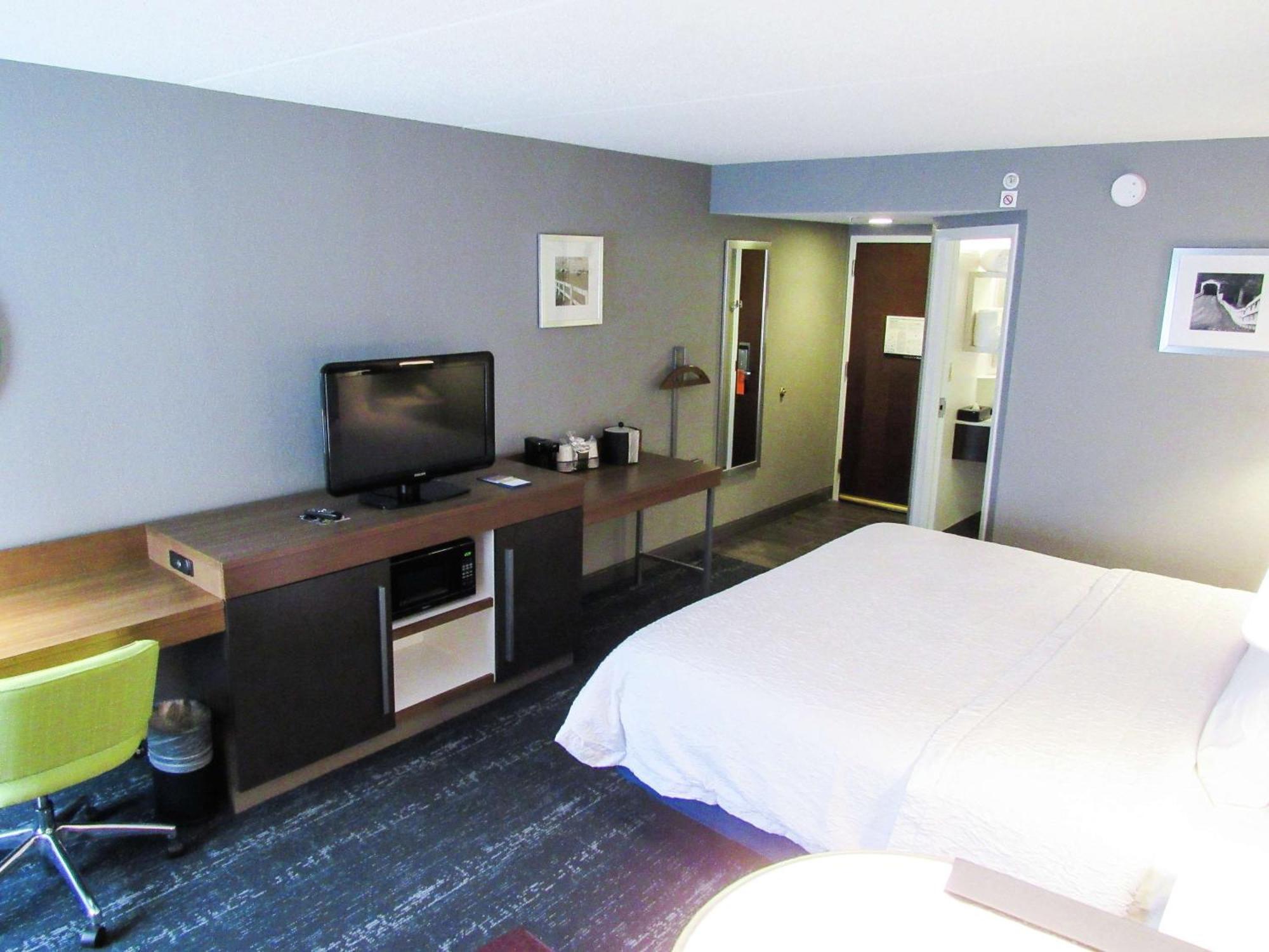 Hampton Inn & Suites Newtown Yardley Екстериор снимка