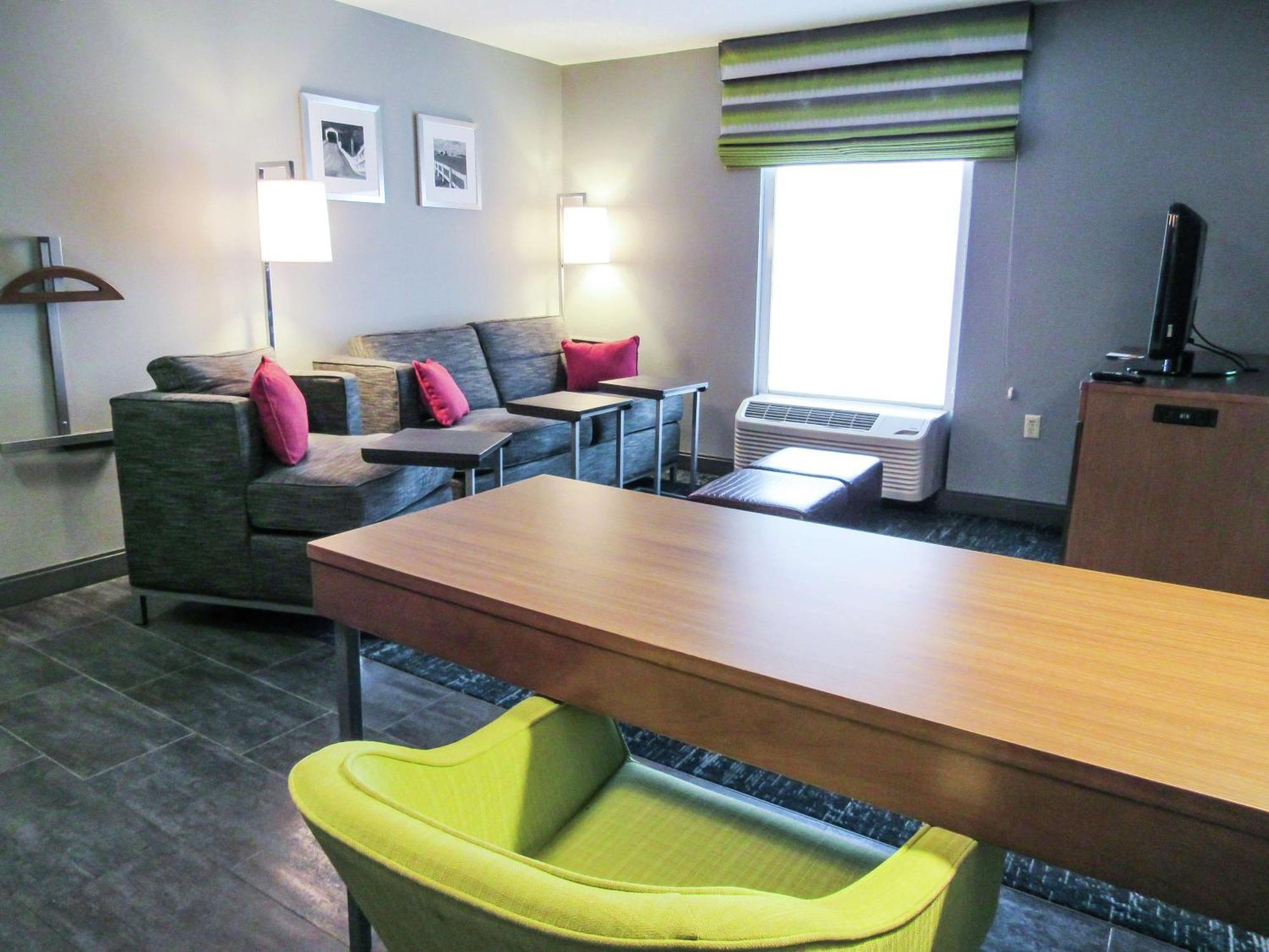 Hampton Inn & Suites Newtown Yardley Екстериор снимка