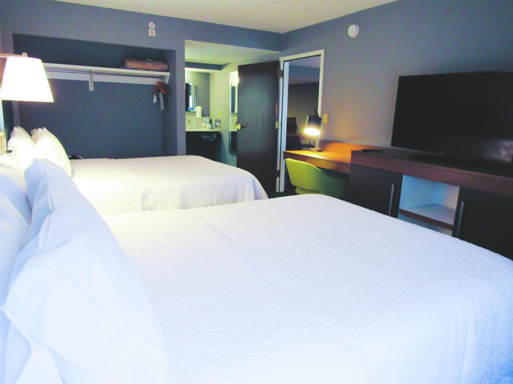 Hampton Inn & Suites Newtown Yardley Екстериор снимка