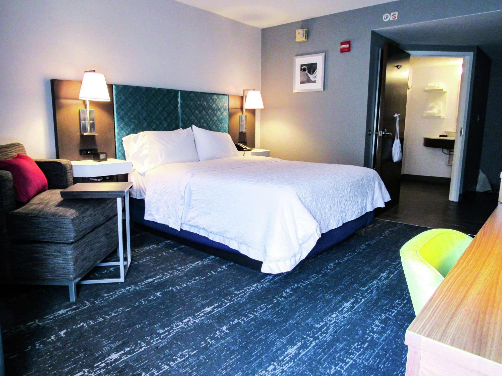 Hampton Inn & Suites Newtown Yardley Екстериор снимка